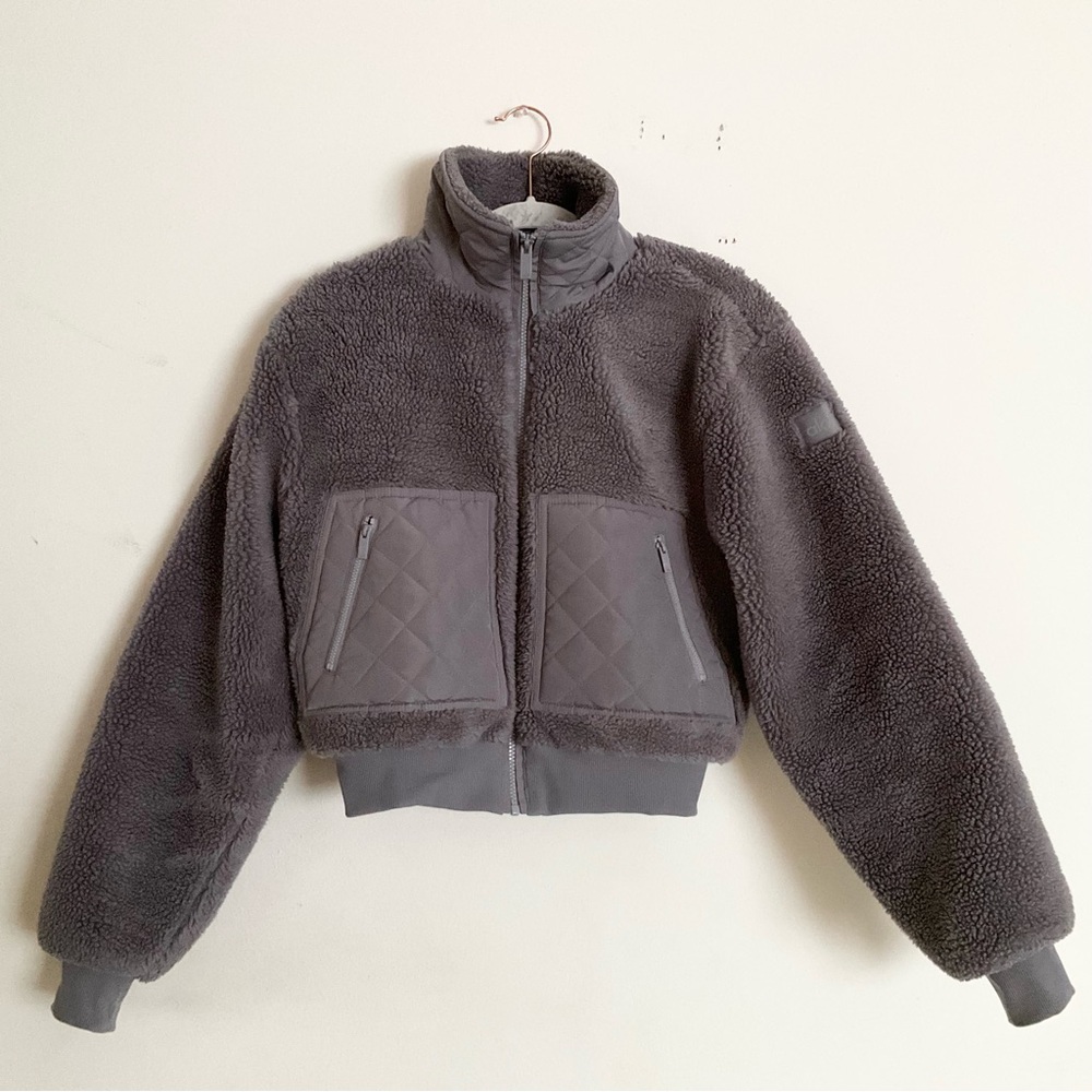 Alo Yoga Sherpa Edge Bomber Fog S - Picture 5 of 16